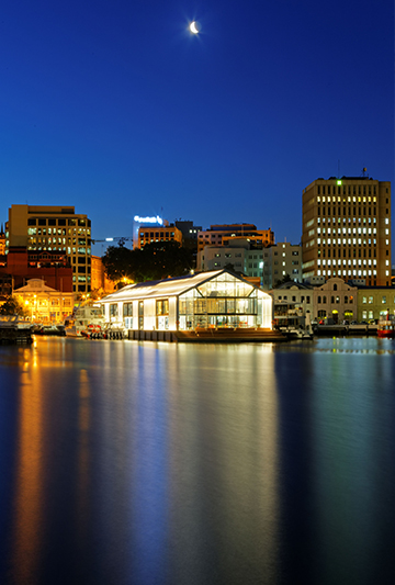 Seaflex moored floating building